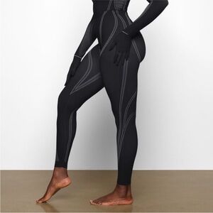 SKIMS First Layer leggings NWT size M/L